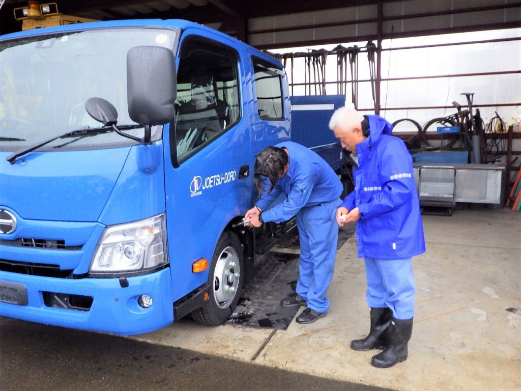 新しい2ｔトラックを導入しました お知らせ 株式会社上越道路 上越の 舗装 駐車場舗装 土木工事